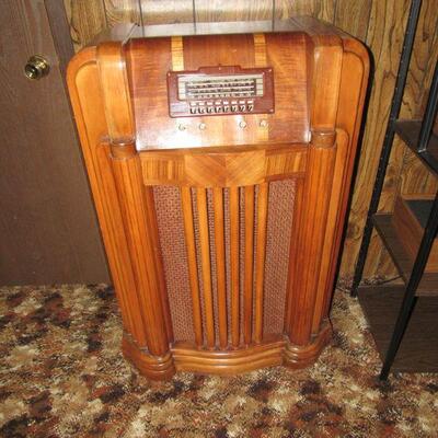 Neat old radio- would make a decent decorative piece- does not work