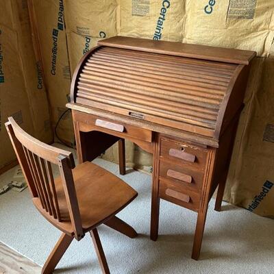 Antique childâ€™s desk & chair $35