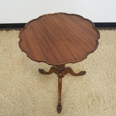 1184	MAHOGANY PIE CRUST EDGE LAMP TABLE W/CLAW FEET, APPROXIMATELY 24 IN DIAMETER X 29 IN HIGH
