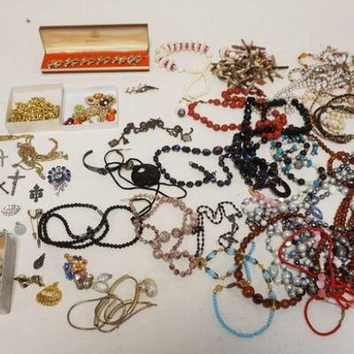1047	LARGE LOT OF COSTUME JEWELRY INCLDUING D GUATEMALA 900 STERLING CHARM BRACELET
