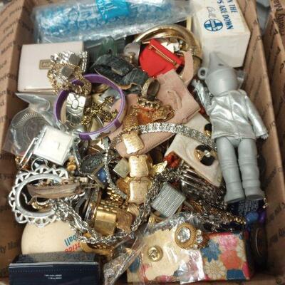 https://www.ebay.com/itm/115463750406	LAN3638 GRANNY'S 12LBS JUNK JEWELRY BOX 		Auction
