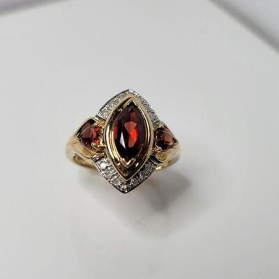 10K Garnet Ring
4.8 grams of 10K yellow gold ring size 7.5