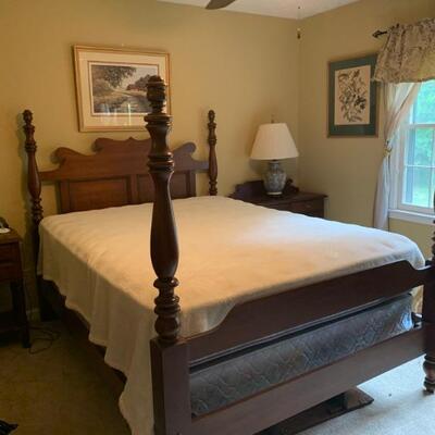 Thomasville "Country Roads and Inns" Queen Size Bed and Matching Nightstands