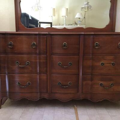 Quality bedroom set, dresser with mirror