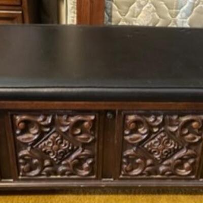 Lane Cedar Chest w/seat (comes with key)