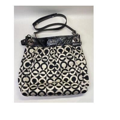 https://www.agesagoestatesales.com/product/om1015-black-and-white-coach-bag-in-original-box/175	OM1015 BLACK AND WHITE COACH BAG IN...