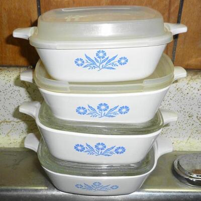 Corning ware P-41-B casseroles, 2 w/glass lids  & 2 with plastic