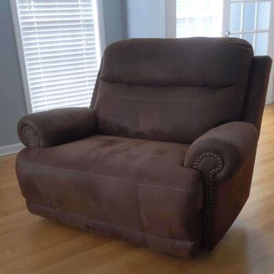 Reclining Oversized Chair           https://ctbids.com/estate-sale/16930/item/1658644