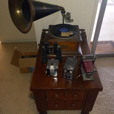 Originial Victor  phonograph with horn  works