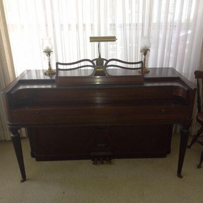 consold piano in very good condition