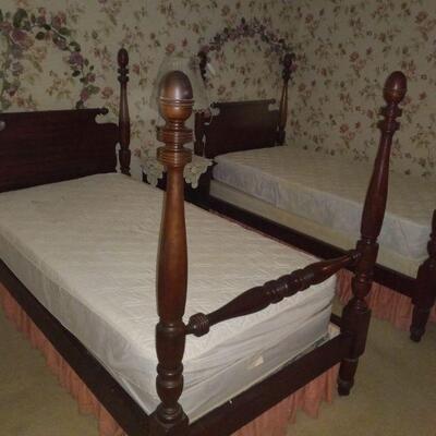 pair of 4 poster mahogany beds