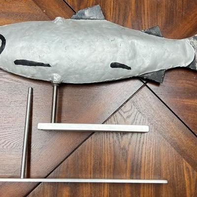 Metal fish with two stands