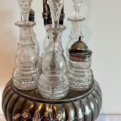 Victorian Cruet Holder in very good vintage condition with some light wear. Measuring about 20