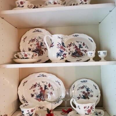 Wedgewood â€œWilliamsburg Potpourriâ€ - 132 piece svc./12