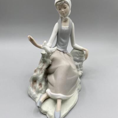 Lladro #4660 Sheperdess with Dove, Retired 1993