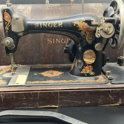 Vintage Singer 128K Sewing Machine w/ La Vencedora Decals