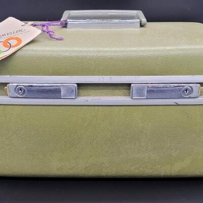 Vintage Avocado Green Train Case / Cosmetics Case
By Royal Traveler
Locking, with keys
Pristince condition for this Mid Century Case