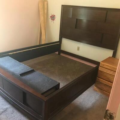 queen bed frame with storage drawers $55
needs repair
