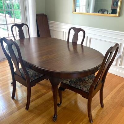 Penns. House cherry Queen Anne style dining furniture