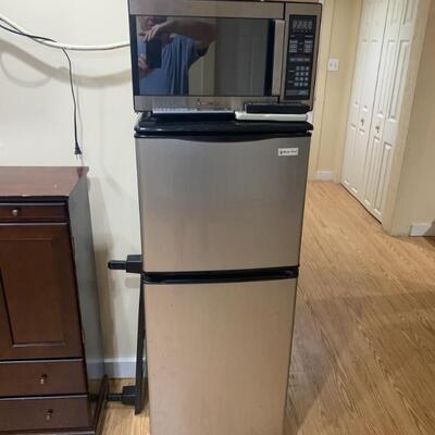 Dorm size Magic Chef refrigerator w/ top freezer