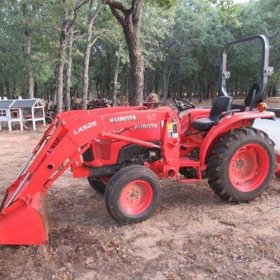 2017/18 KUBOTA TRACTOR LA525FL WITH BB1260 LAND PRIDE BOX BLADE GRADER. TRACTOR HAS 76 HOURS