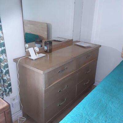 Dresser With Mirror