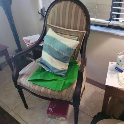 living room chair, very good condition