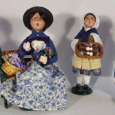 4 Byers Choice Carolers Figures