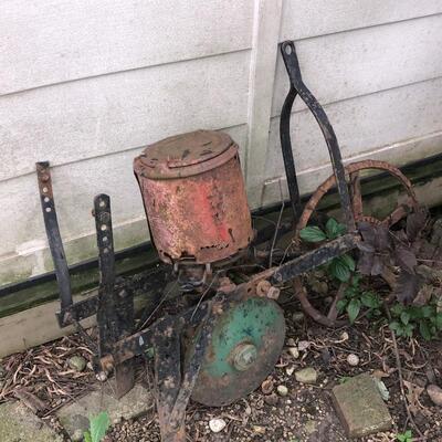 ANTIQUE DEERE & MANSUR COMPANY CAST IRON SEED PLANTER 