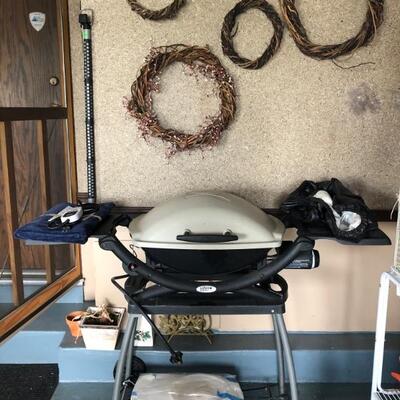 WEBER TABLETOP GRILL W/STAND