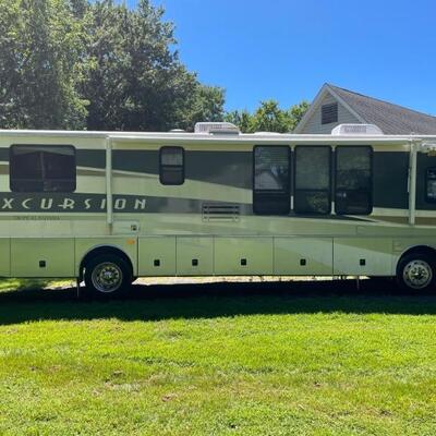 2002 Fleetwood Excursion Tropical Bahama series. 99k 330hp Cat engine, Freightliner Chassis. Please search on Google for brochure. All...