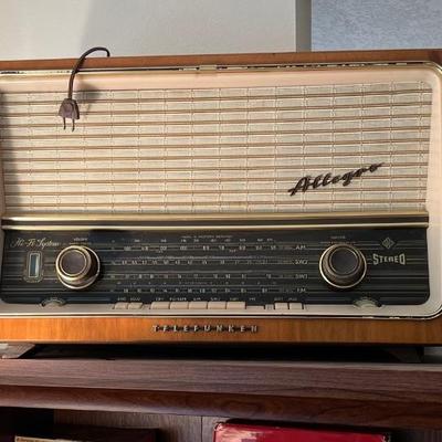 Available for immediate Pre Sale.  TEXT 760-668-0554 to purchase.  ZELLE ONLY
Allegro Vintage Radio (non working) $75