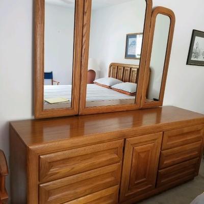 Dresser/mirror