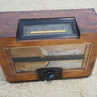 1052	PHILIPS TABLE TOP ANTIQUE RADIO, UNTESTED, SOLD AS IS, APPROXIMATELY 24 IN X 10 IN X 16 IN HIGH
