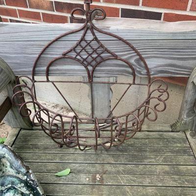 Wire wall plant basket