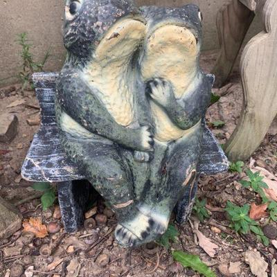 Frog couple garden statue 