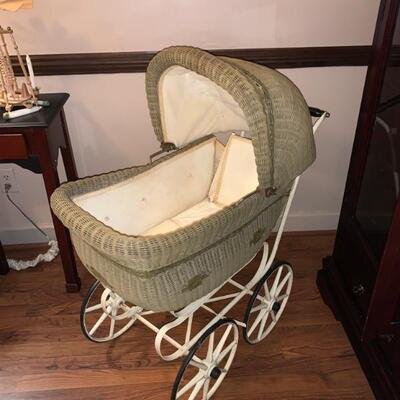 ANTIQUE BABY CARRIAGE