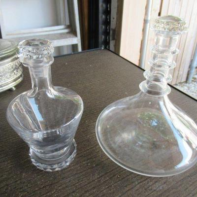 CRYSTAL OR GLASS DECANTERS WITH TOPS