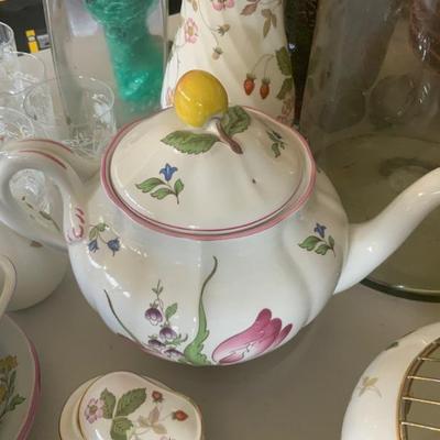 Spode Teapot with Matching Tea Cups 
