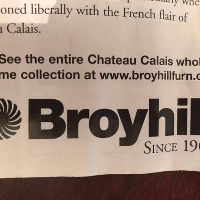 Broyhill Chateau Calais dining table $200
44 X 70 X 30
