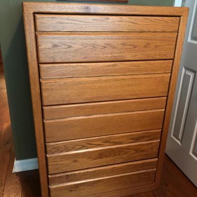 Oak chest of drawers 