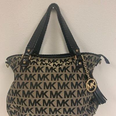 https://www.ebay.com/itm/125482268744	VC6005 Michael Kors Black and Beige Logo Canvas  Bag		Auction
