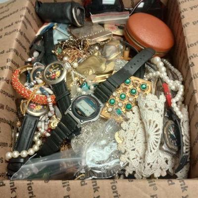 https://www.ebay.com/itm/115502284851	LAN3887 GRANNY'S 11LBS JUNK JEWELRY BOX & EXTRAS		Auction
