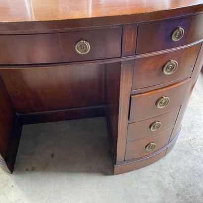 https://www.ebay.com/itm/115505857225	KN5007 Vintage Art Deco Oval Executive Desk Local Pickup		Auction	Starts 08/26/2022 after 6 PM...