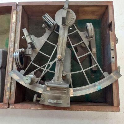 https://www.ebay.com/itm/115502284858	MA3001 VINTAGE CHAS C. HUTCHINSON BOSTON MARITIME SEXTANT IN BOX		Auction
