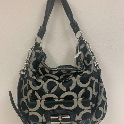 https://www.ebay.com/itm/115505150245	VC6007 Coach  Black and White Logo Canvas Bag with Double Strap		Auction
