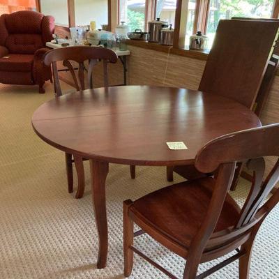 Table w/2 chairs & 2 large leaves.