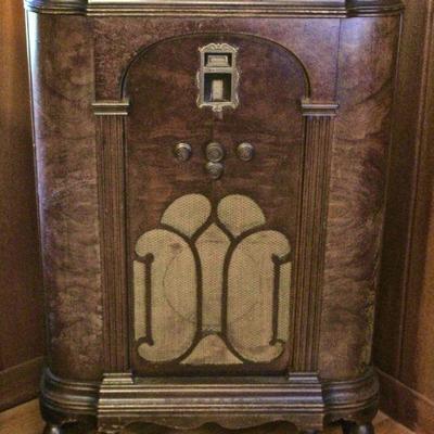 Vintage Zenith floor model radio Model 755 with "Superheterodyne" receiver.