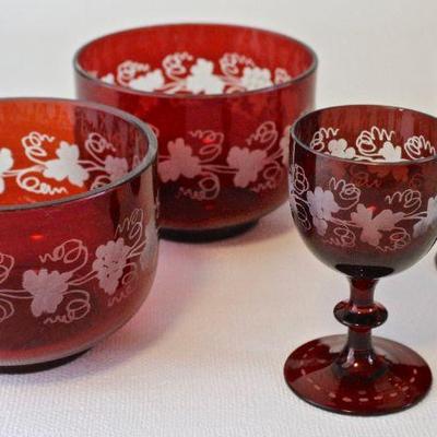 Pair of etched wine glasses, pair of etched glass bowls. 