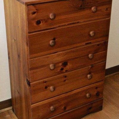 Pine chest of drawers.